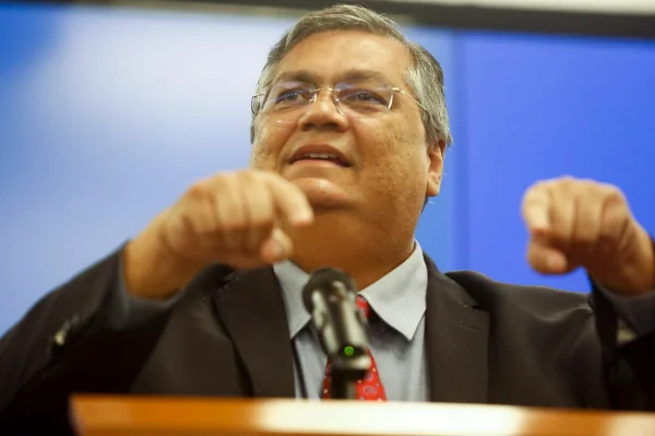Dino cita “ruína da Nação” em decisão que recoloca Andrei na PF