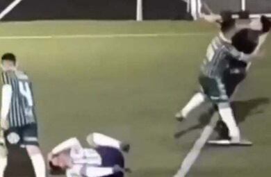 Jogador nocauteia árbitro com murro durante jogo, e time é excluído de torneio; veja vídeo