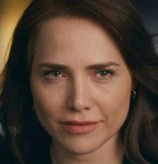 Que olhar é esse? Adriana (Letícia Colin) é vista com desconfiança por parte das redes sociais Foto: Reprodução