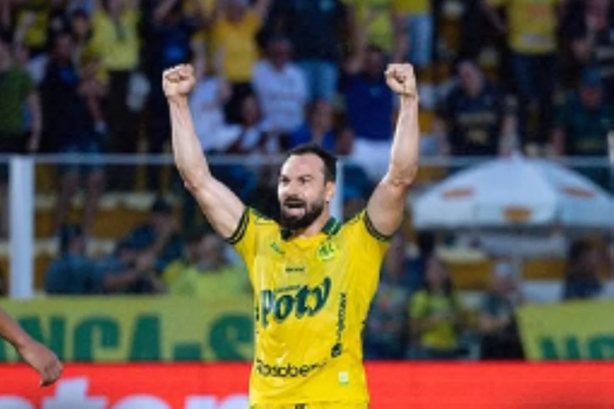 Muralha tem falhas bizarras, mas Mirassol empata com Vitória no Brasileirão