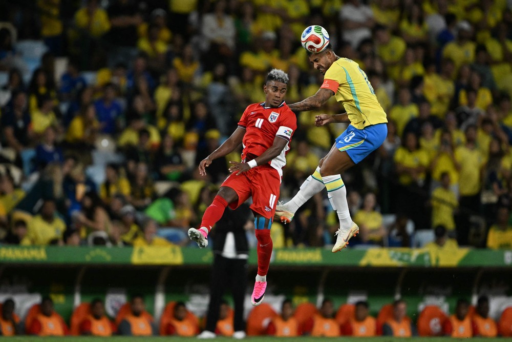 Danilo, do Brasil, no amisto de preparação para a Copa contra o Panamá no Maracan — Foto: Mauro PIMENTEL / AFP