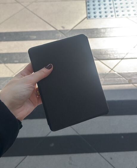 Jovem deixa kindle cair nos trilhos do metrô e filma resgate inusitado