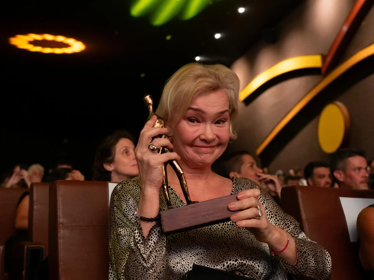 Julia Lemmertz se emociona ao receber homenagem no Festival de Brasília
