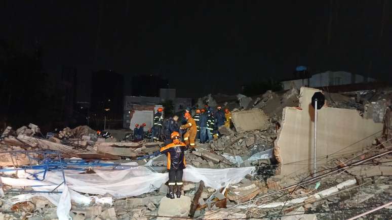 Prédio em construção desaba sobre casa sobre casa e deixa 2 mortos em SP