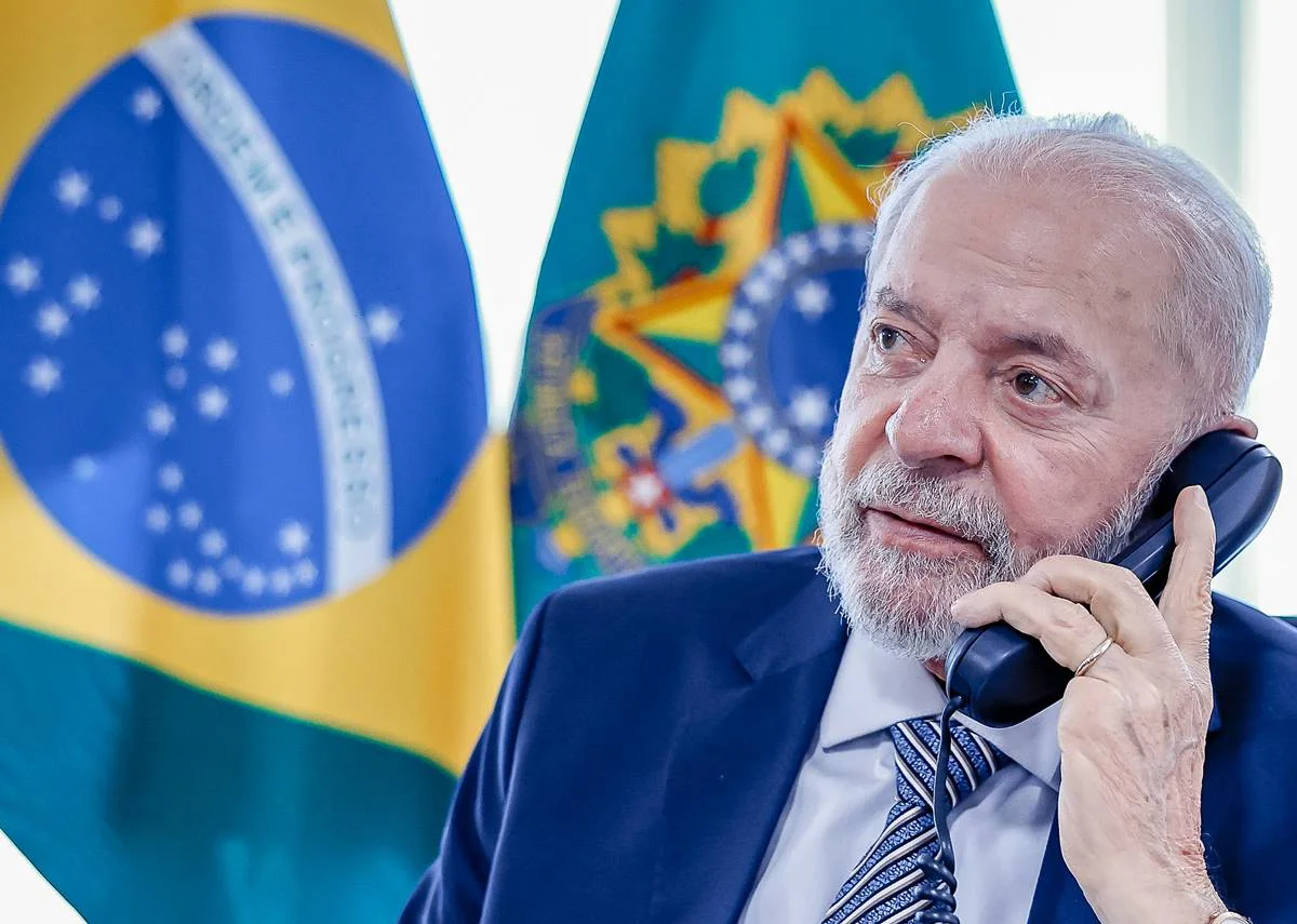 Presidente Lula ao telefone - Metrópoles