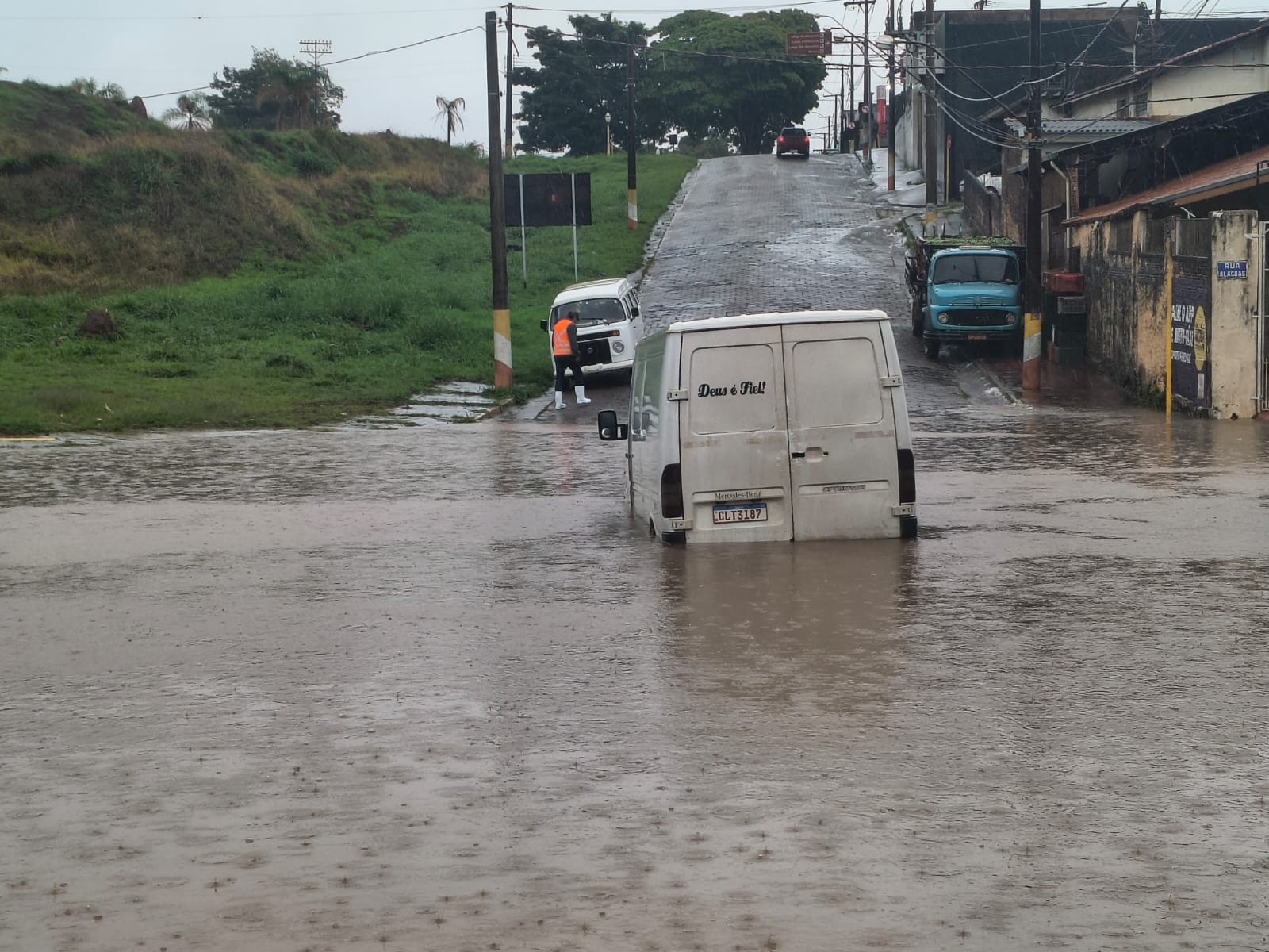 Acidente com mortes, enchentes e aulas canceladas: prefeituras contabilizam estragos no interior de SP