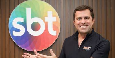 Rodrigo Bocardi posa com o logotipo do SBT Foto: Rogério Pallatta | SBT