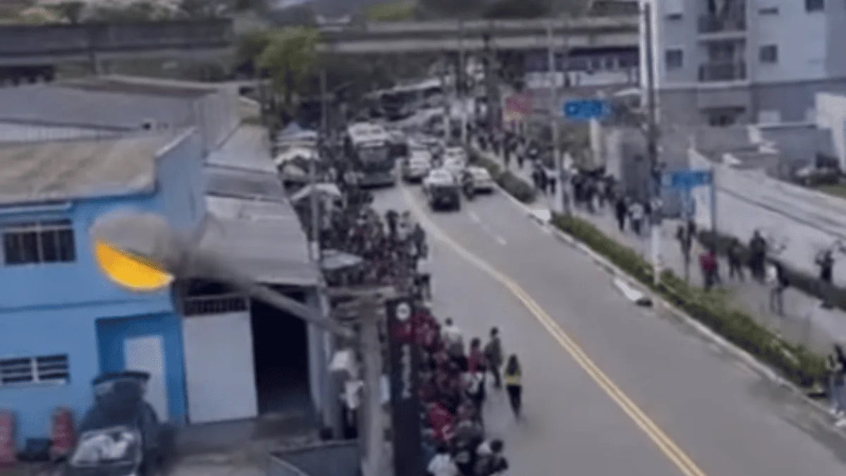 Pirituba tem fila enorme e ônibus lotados após problema na Linha 7-Rubi