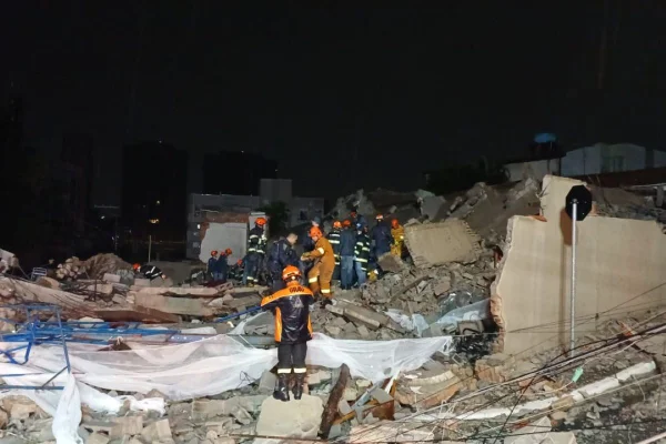 Sobe número de mortes após desabamento de prédio em SP - destaque galeria