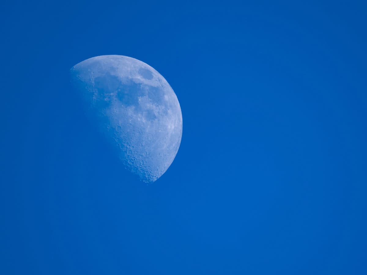 Nova IA da NASA usa 2 milhões de imagens para achar água na Lua