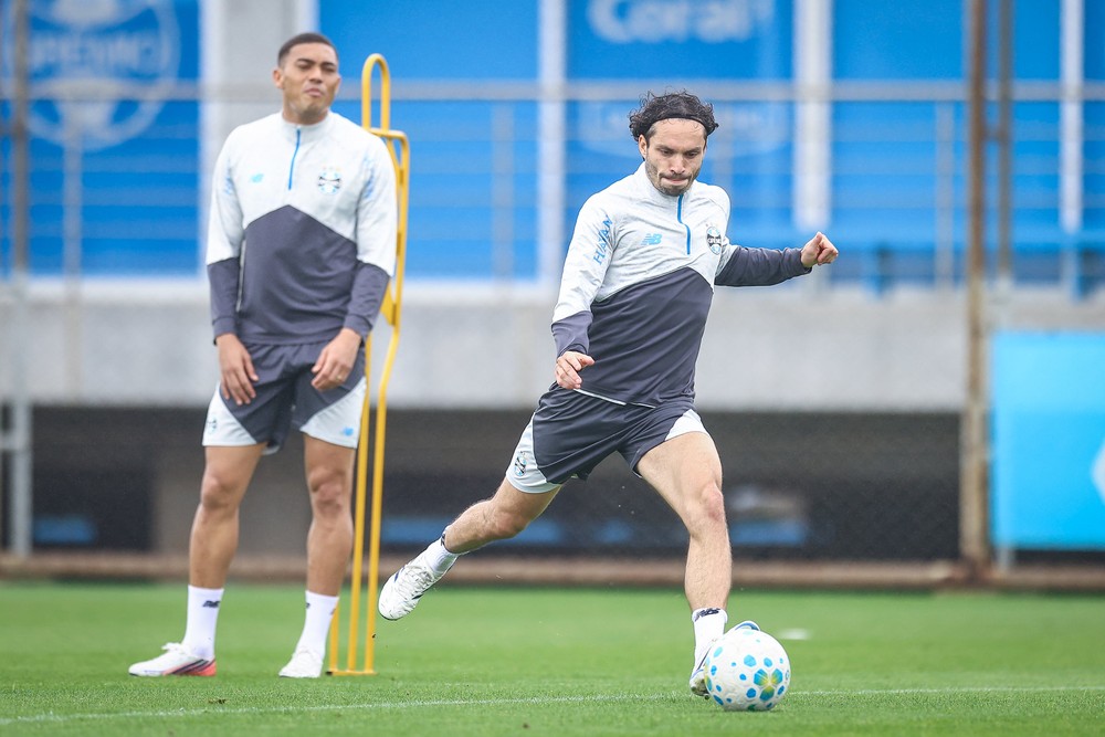 Croata Filip Krovinovic finalizando em sessão de treinamento do Grêmio. Brasileiro Carlos Vinícius ao fundo. — Foto: LUCAS UEBEL/GREMIO FBPA