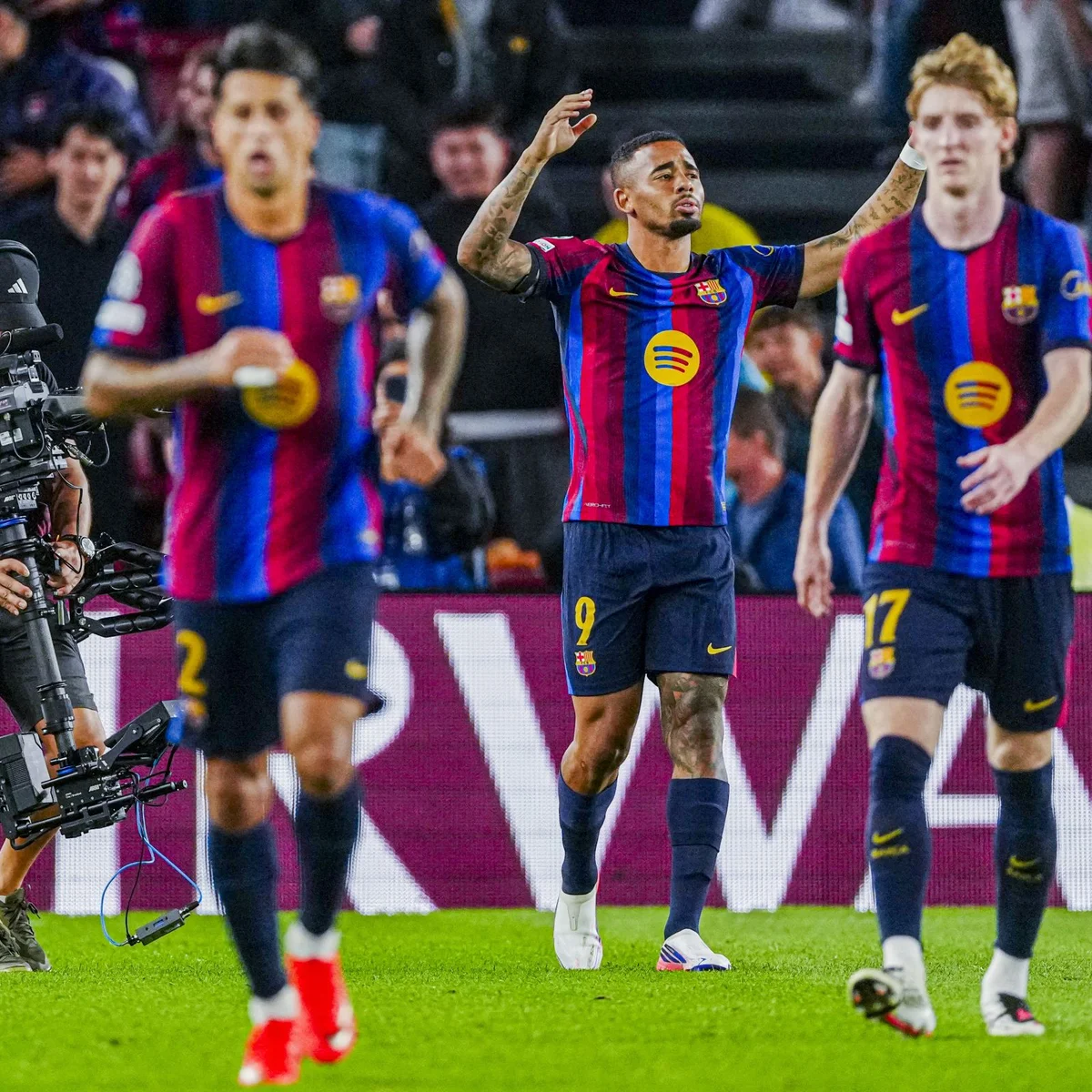 Champions: Barcelona goleia Feyenoord com gols de Raphinha e Gabriel Jesus