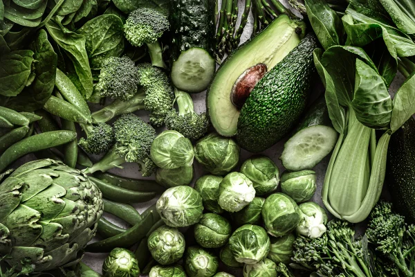 Vitamina K encontrada em vegetais verdes é ligada a pulmões mais saudáveis