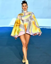 Sucesso no exterior, top model Raica Oliveira desfila no Metrópoles Catwalk