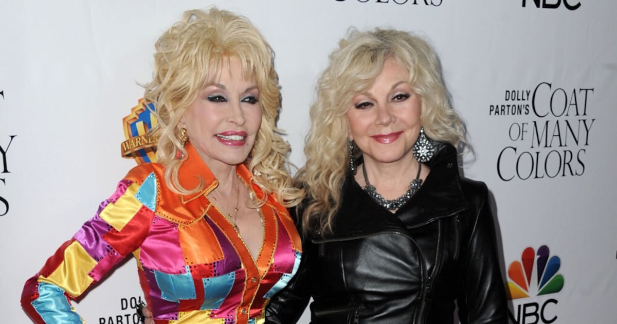 Dolly Parton manteve batalha contra o câncer em segredo até mesmo da família, revela irmã