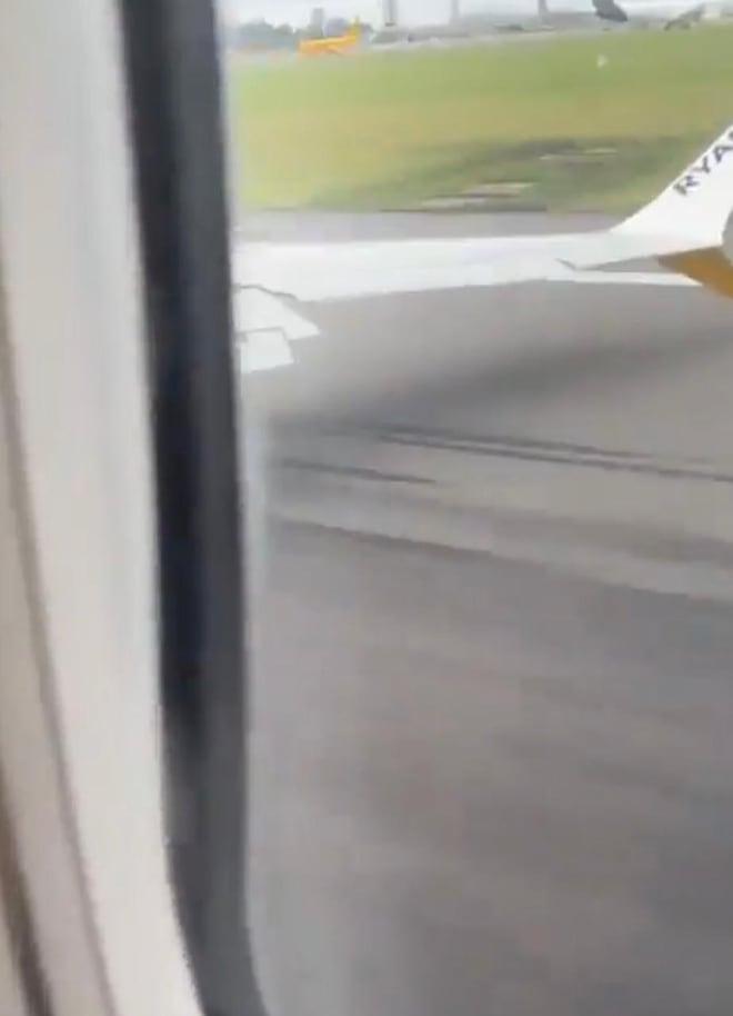 Passageiro filma avião sem estabilidade bater ponta da asa na pista, em tentativa de pouso