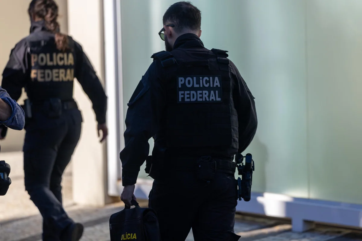A Polícia Federal realiza operação de busca e apreensão na residência do senador Ciro Nogueira