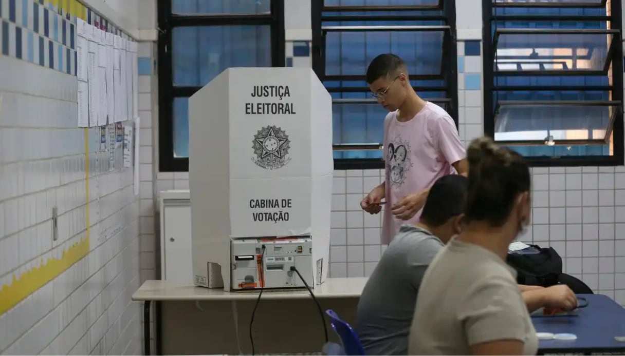 Sete em cada dez brasileiros sentem mais raiva da política do que esperança, mostra pesquisa