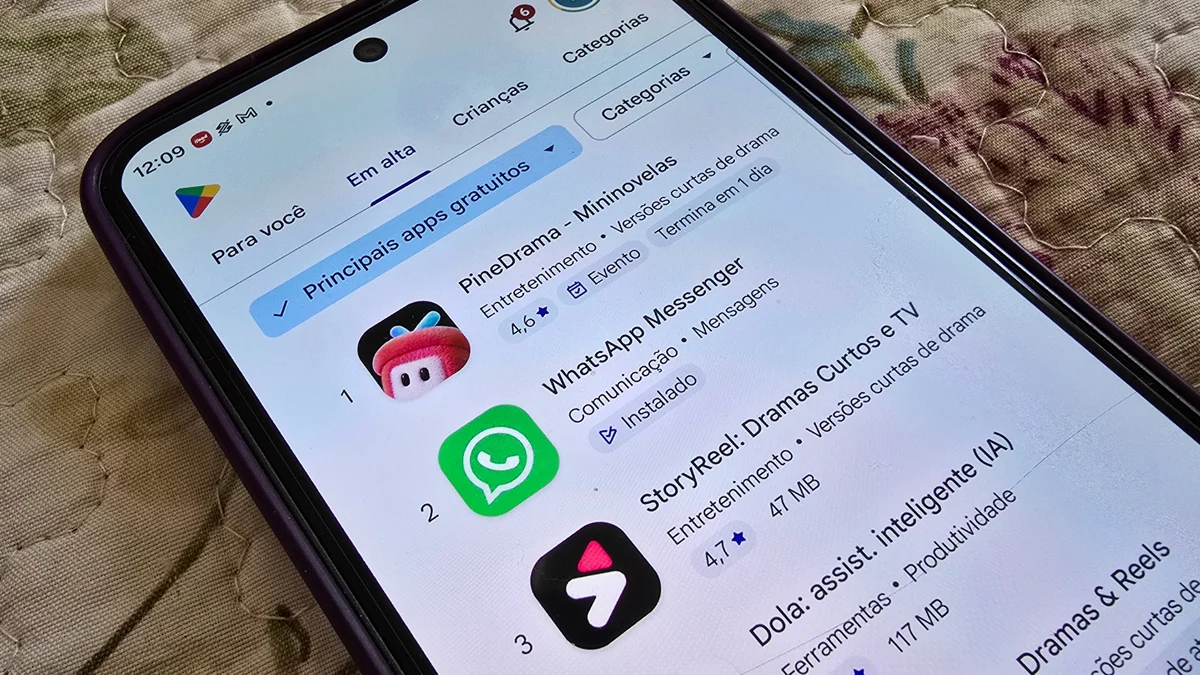 Celular com a Play Store aberta mostrando apps em alta