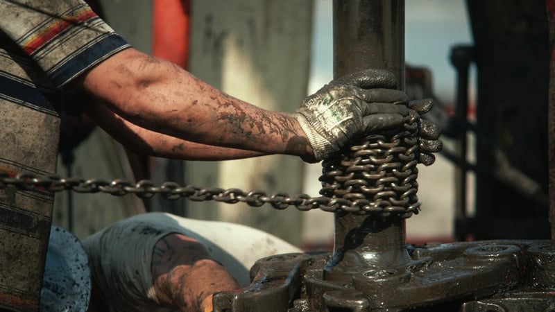 Imagem da matéria: O petróleo se aproxima de US$ 100 enquanto novos ataques no Oriente Médio aumentam os riscos para o fornecimento