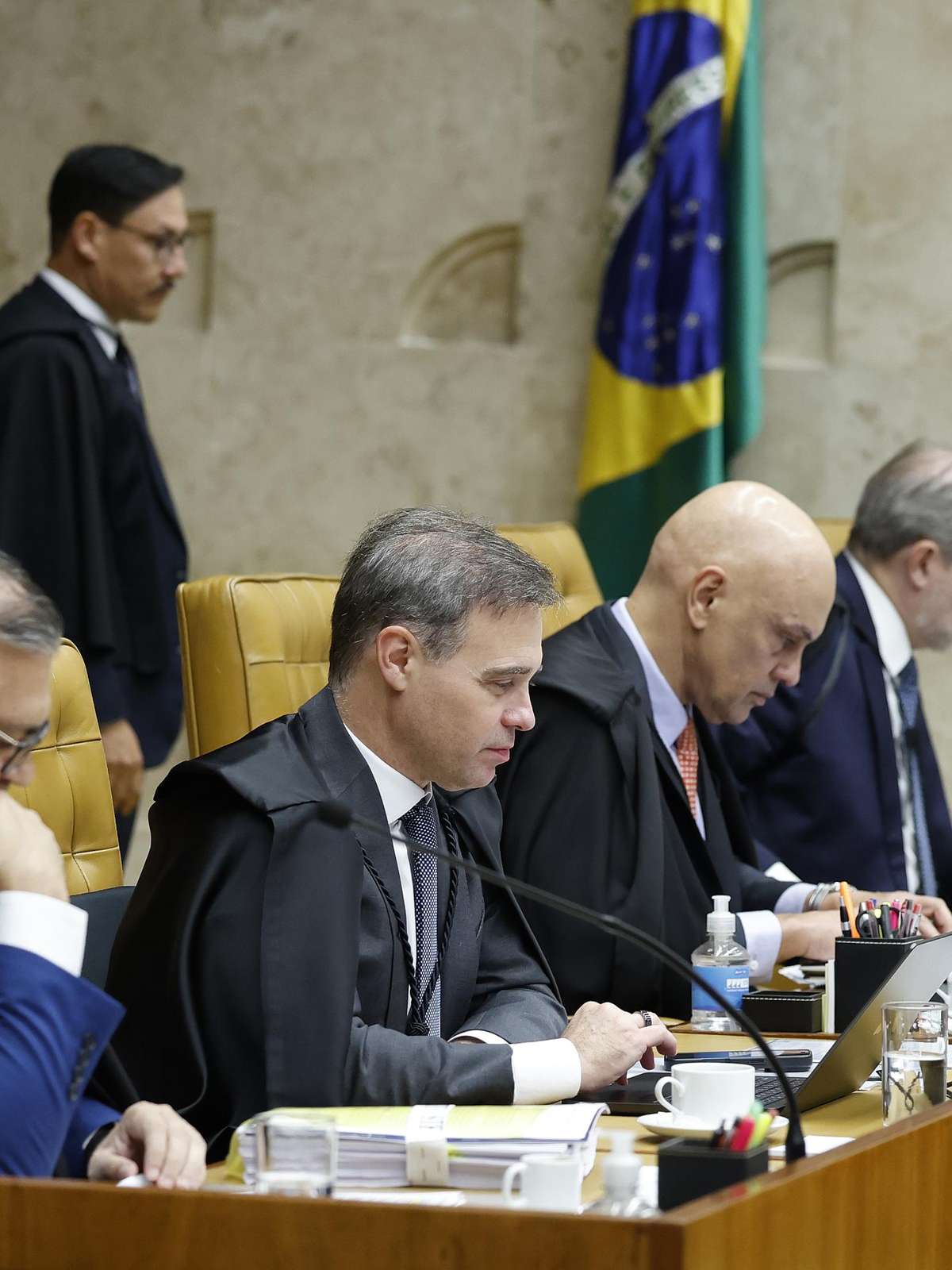 Após pedido de Fachin, Mendonça libera sigilo de casos sobre Dark Horse, Jaques Wagner, Cláudio Castro e Ciro Nogueira