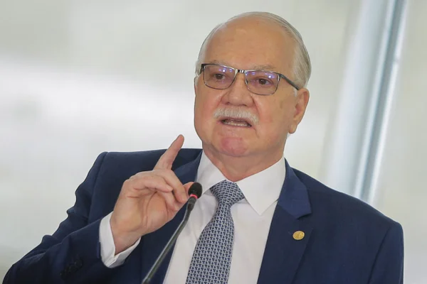 Fachin manda Mendonça tirar sigilo total do caso Master em 24h