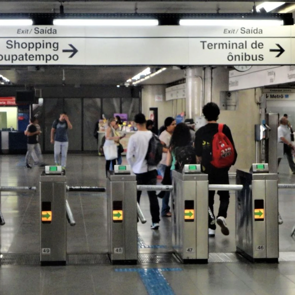 Metrô libera pagamento por aproximação em todas as catracas de 4 linhas
