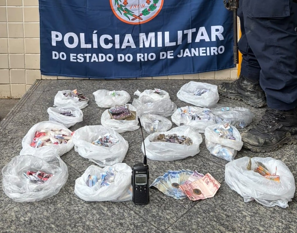 Dois suspeitos são presos pela PM por tráfico de drogas na Vila Ipiranga, em Niterói (RJ)