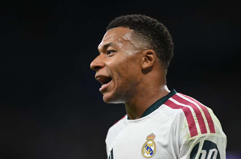 Betis provoca irmãos Mbappé após expulsão de Ethan na Champions