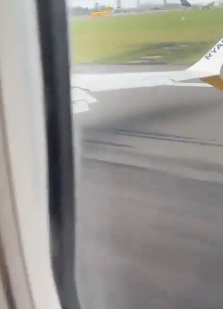 Passageiro filma avião sem estabilidade bater ponta da asa na pista, em tentativa de pouso