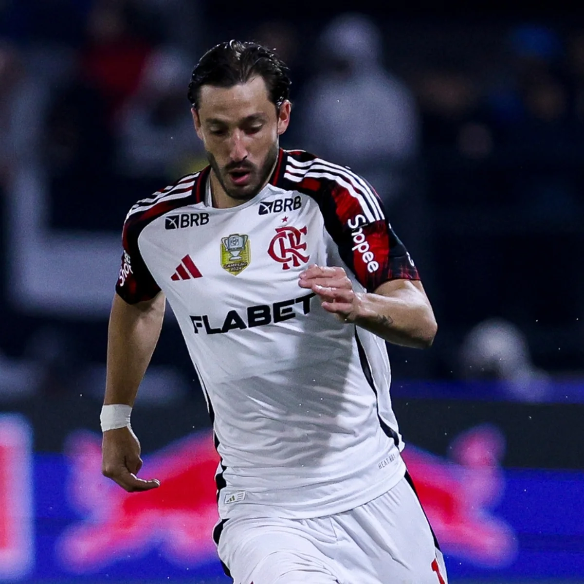 Cruzeiro negocia chegada de Viña, do Flamengo, no último dia da janela