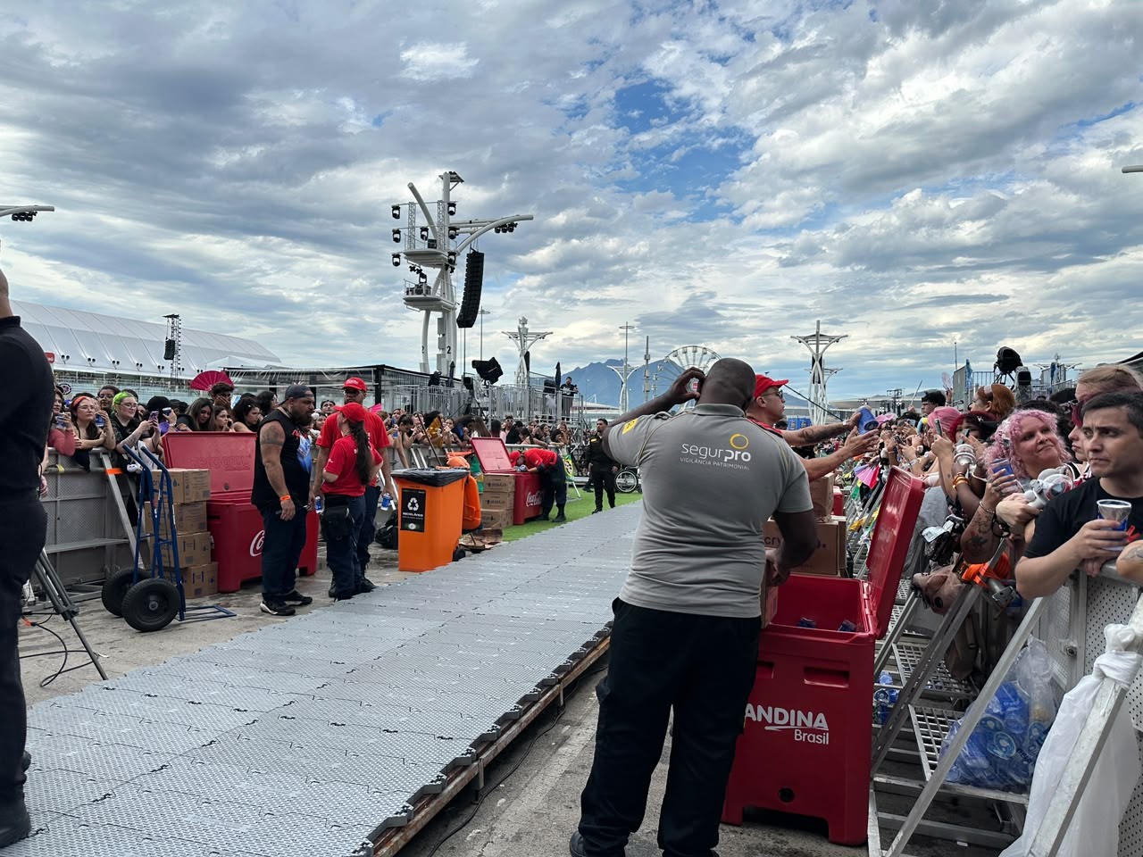No Rock in Rio, calor e cansaço fazem fãs passarem mal na grade