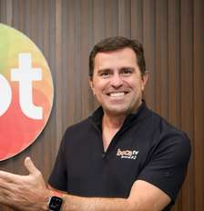 Rodrigo Bocardi posa com o logotipo do SBT Foto: Rogério Pallatta | SBT