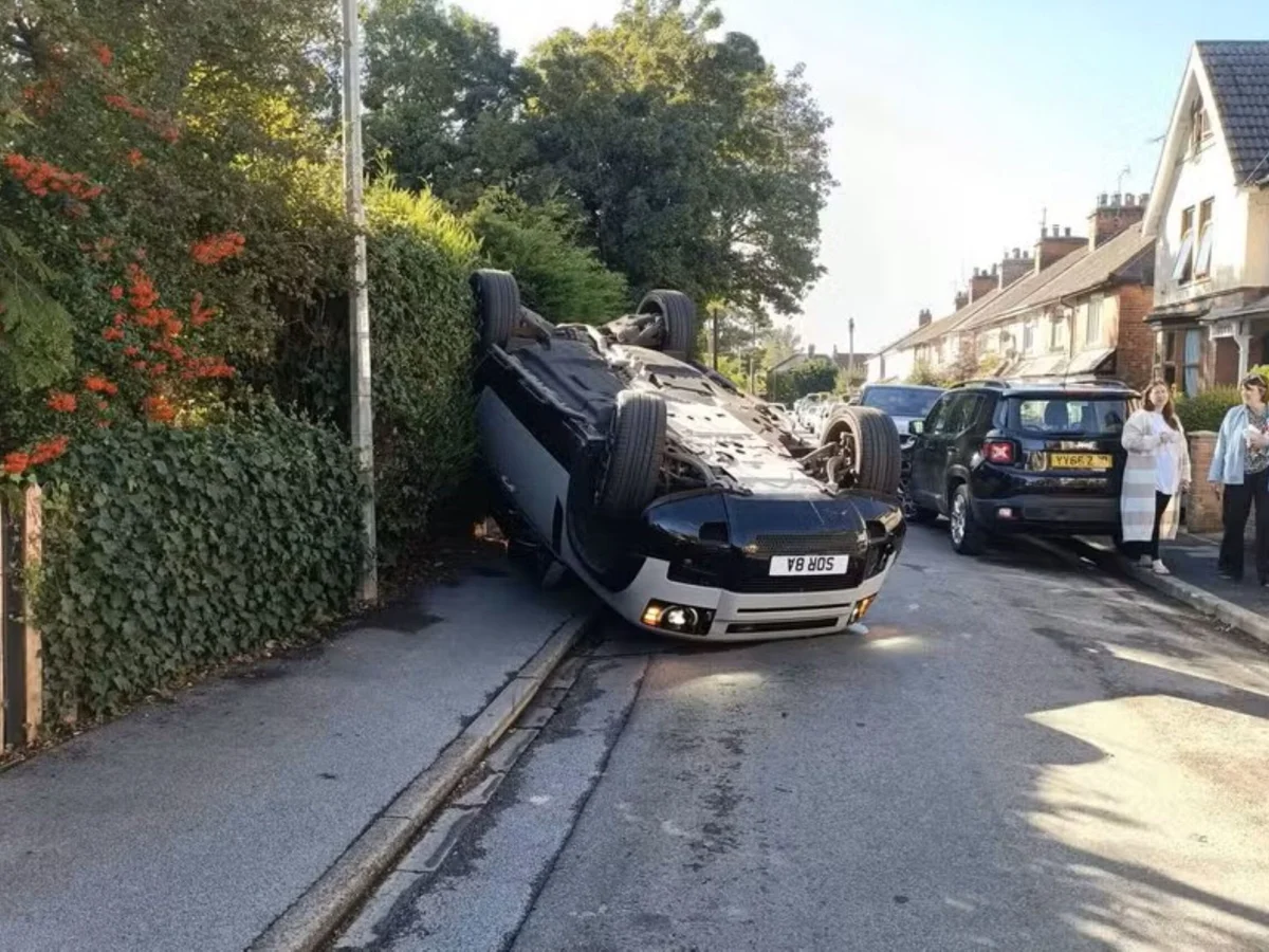 Atacante da Premier League capota carro a caminho de centro de treinamento