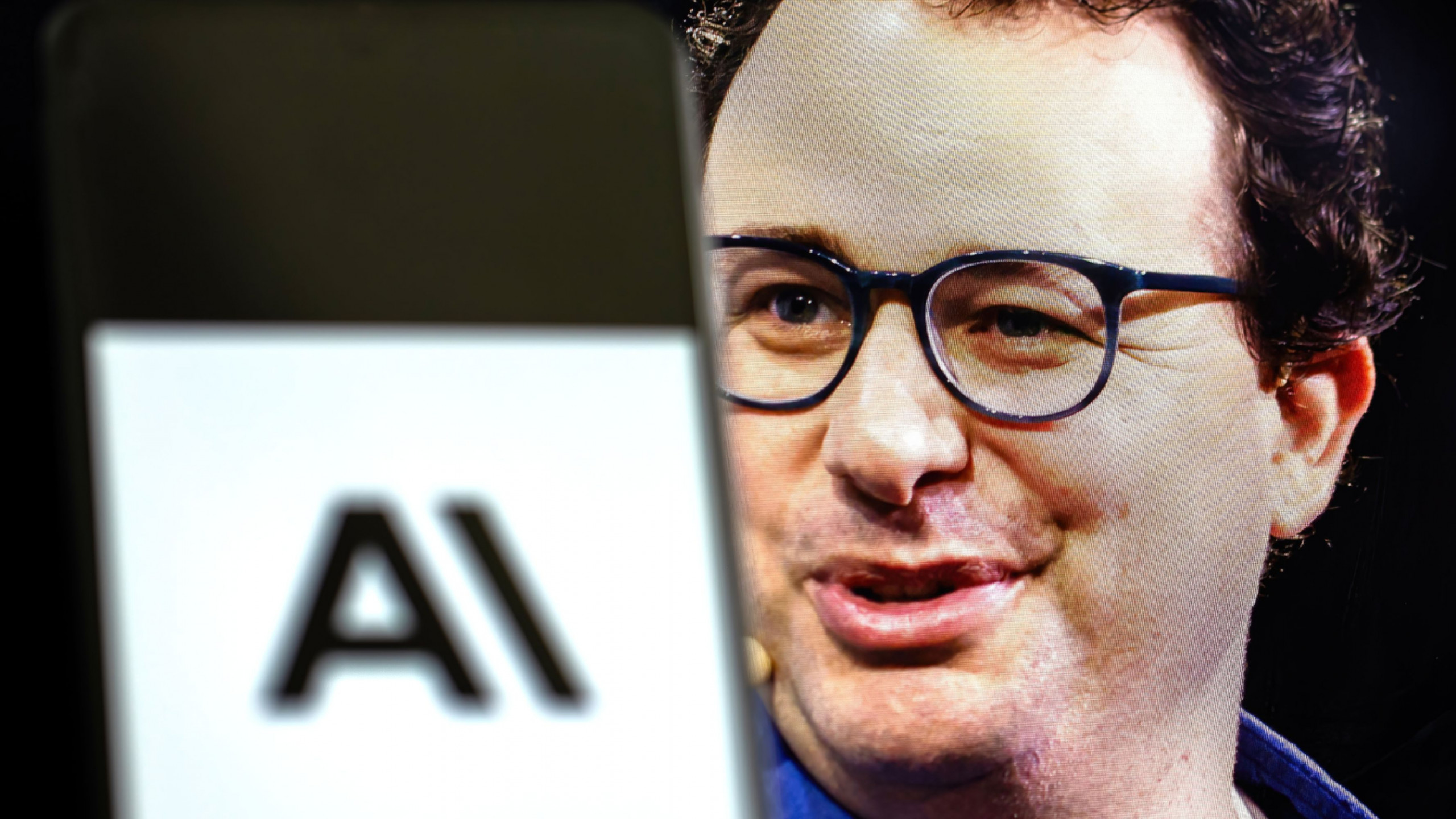 CEO da Anthropic pede freio na IA e alerta que tecnologia pode dominar a internet