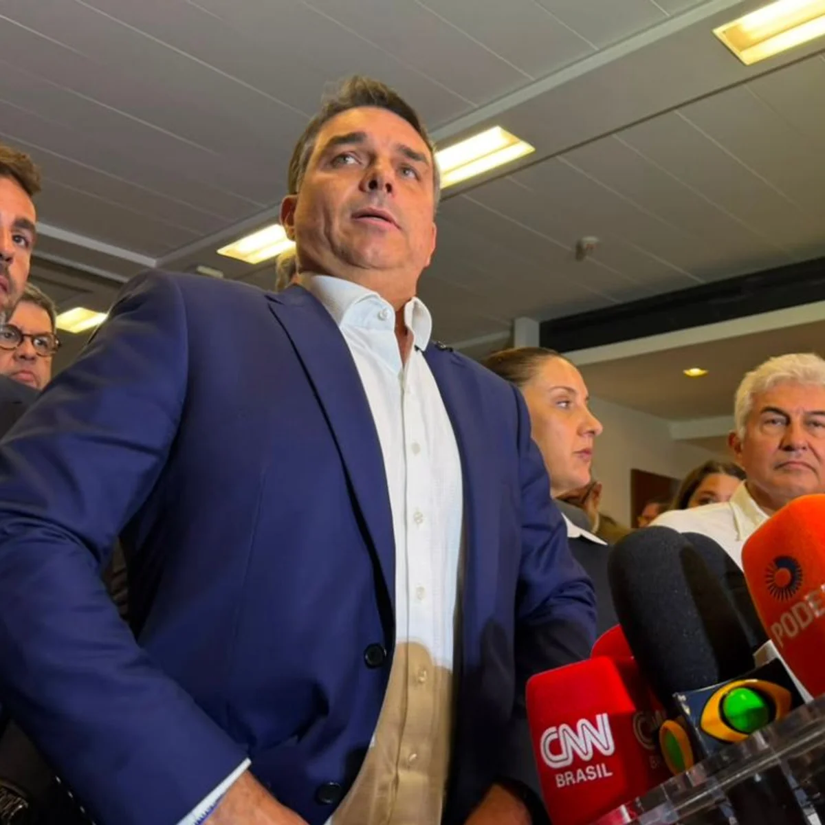 Flávio repete o pai e chega às urnas sob o peso de investigações da PF