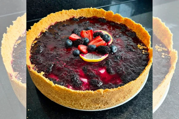 Torta aveludada com calda de frutas vermelhas é receita fácil e sofisticada