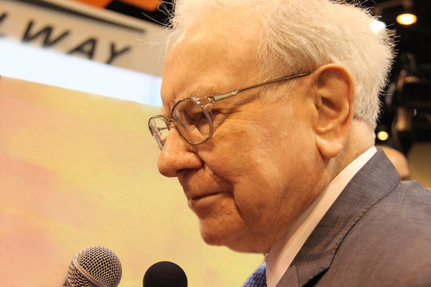 Warren Buffett ama Moatos Largos: 3 Ações de Infraestrutura de IA que se Encaixam na Conta