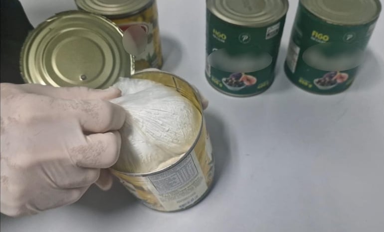 PF prende passageira com 3 kg de cocaína escondida em latas no Aeroporto do Galeão, no Rio