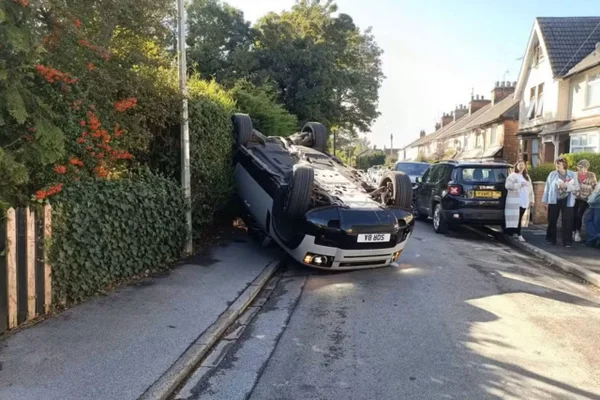 Atacante da Premier League capota carro a caminho de centro de treinamento