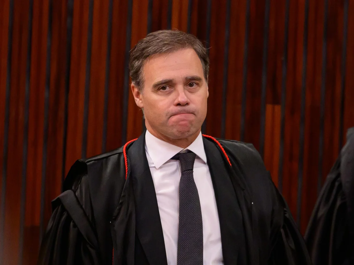 Mendonça atende Fachin e retira sigilo da investigação do caso Master