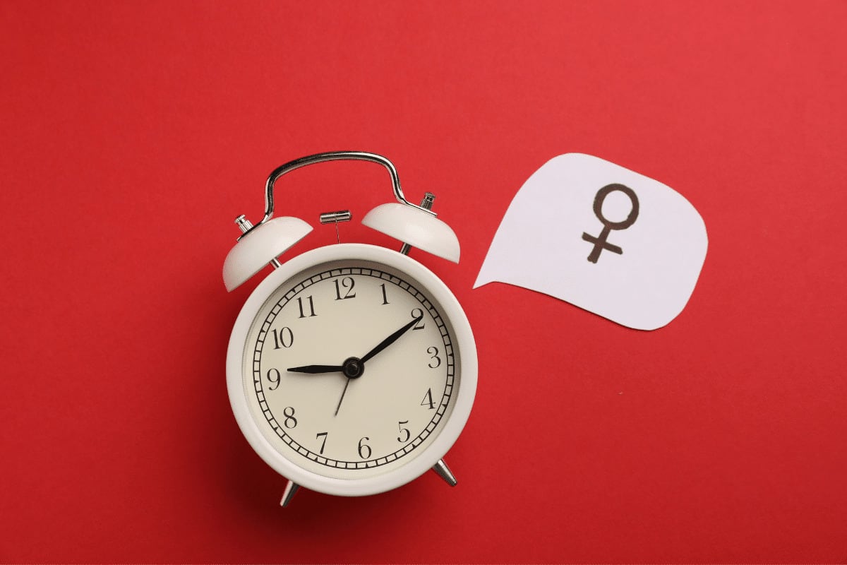 Dores nas articulações aumentaram na menopausa? Entenda a relação com a queda do estrogênio