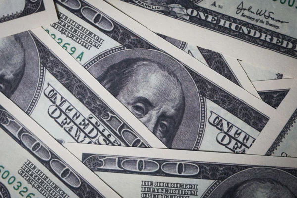Dólar cai com corrida eleitoral e inflação comportada no Brasil e nos EUA