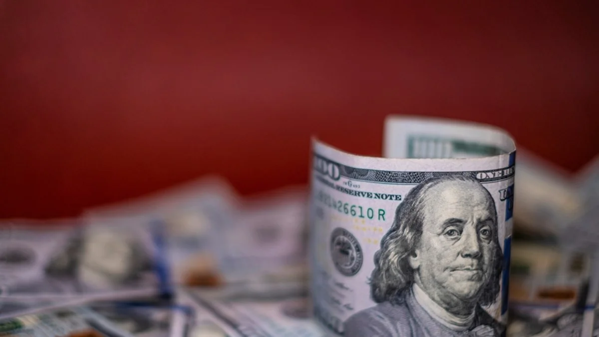 Dólar dá guinada e passa a subir com agravamento da crise no STF. Bolsa cai