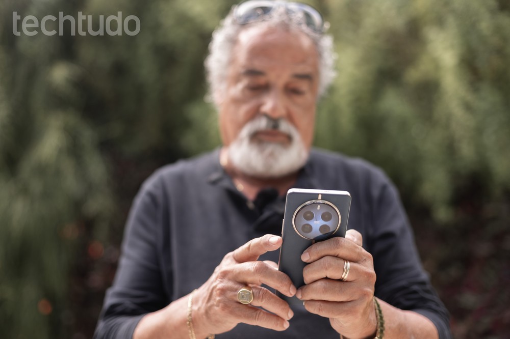 Socorristas podem consultar os dados pela tela bloqueada, sem precisar saber a senha do aparelho — Foto: Mariana Saguias/TechTudo