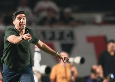 Abel Ferreira leva suspensão de 3 jogos por chutar microfone e não estará em Palmeiras x São Paulo
