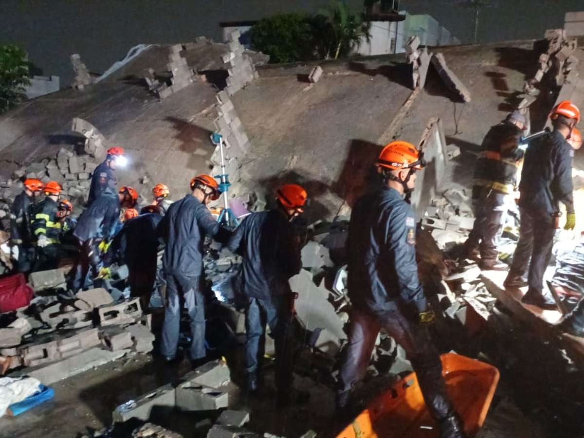 Prédio em construção desaba sobre casa sobre casa e deixa 2 mortos em SP