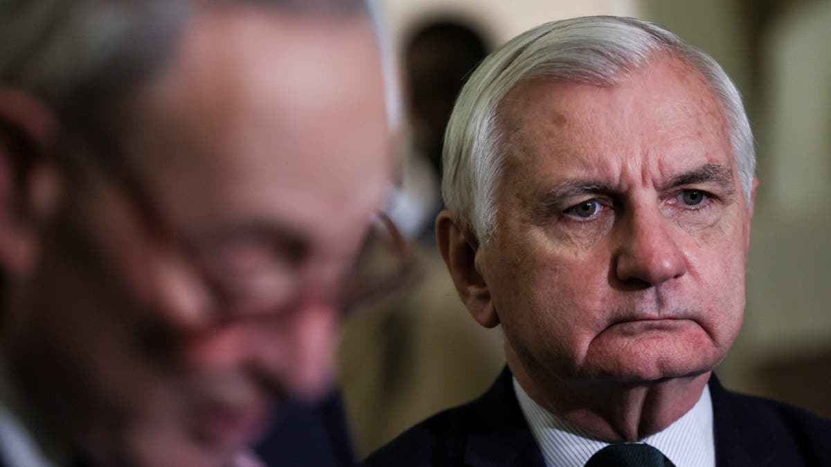 Imagem da matéria: Senador veterano do Dem cruza com facilidade os oponentes progressistas nas primárias ao buscar seu sexto mandato