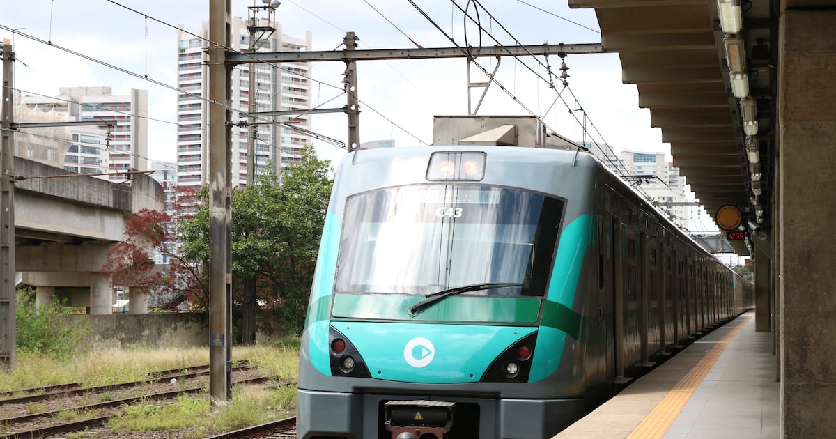 Alagamentos prejudicam a linha 9-Esmeralda e provocam intervalos de até 14 minutos entre estações