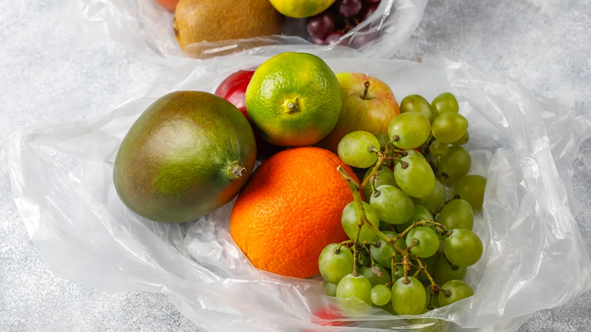 Evitar contato de plástico com alimentos reduz químicos no corpo em 7 dias